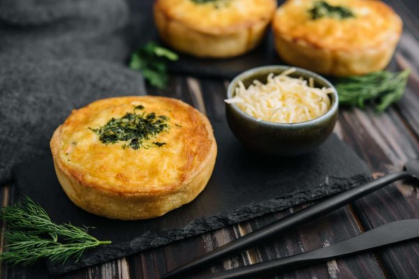 Comment faire une quiche aux poireaux et saumon avec une pâte brisée maison ?